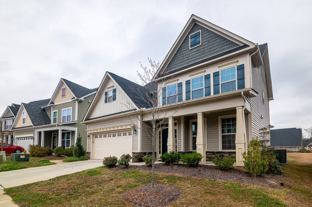 Experienced roofing team replacing a roof in Belle Meade, TN near me.